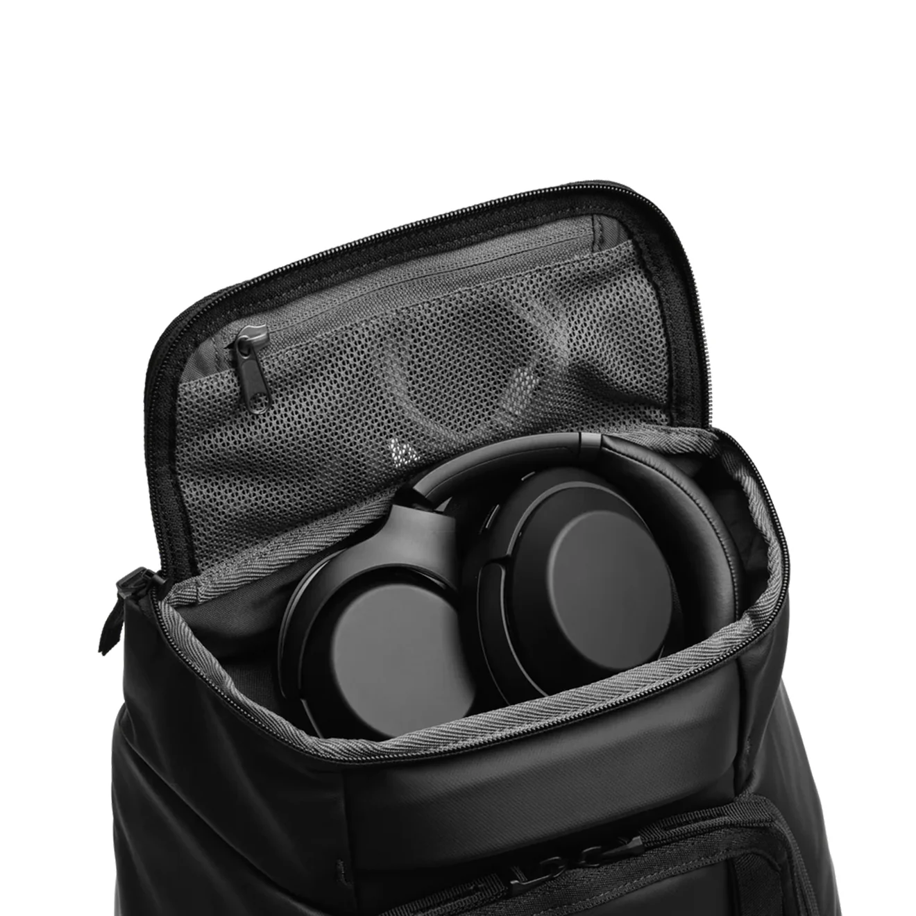DB Hugger Backpack 20L Black Out - Image 4